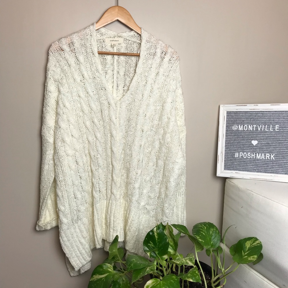 Onetheland Small winter White V-Neck Sweater